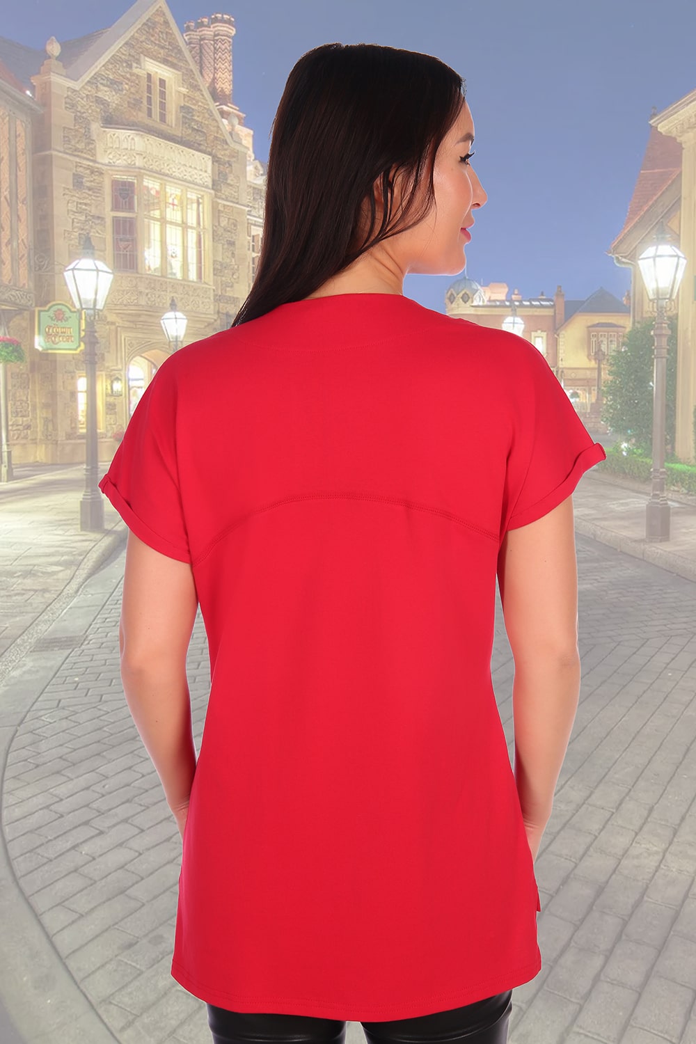 Удлиненная красная футболка