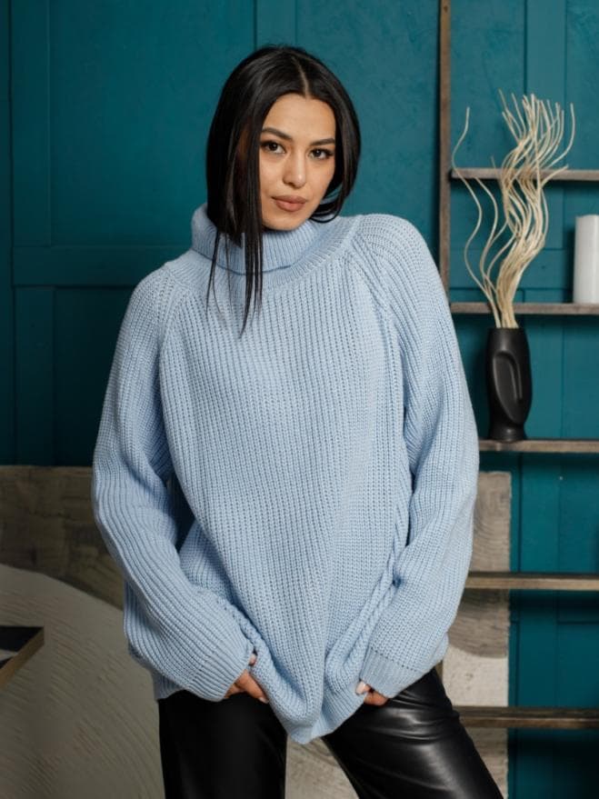 светло-голубой женский свитер