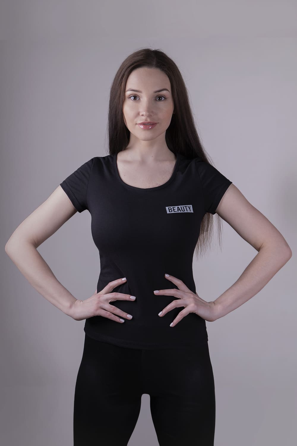 черная женская футболка с аппликацией