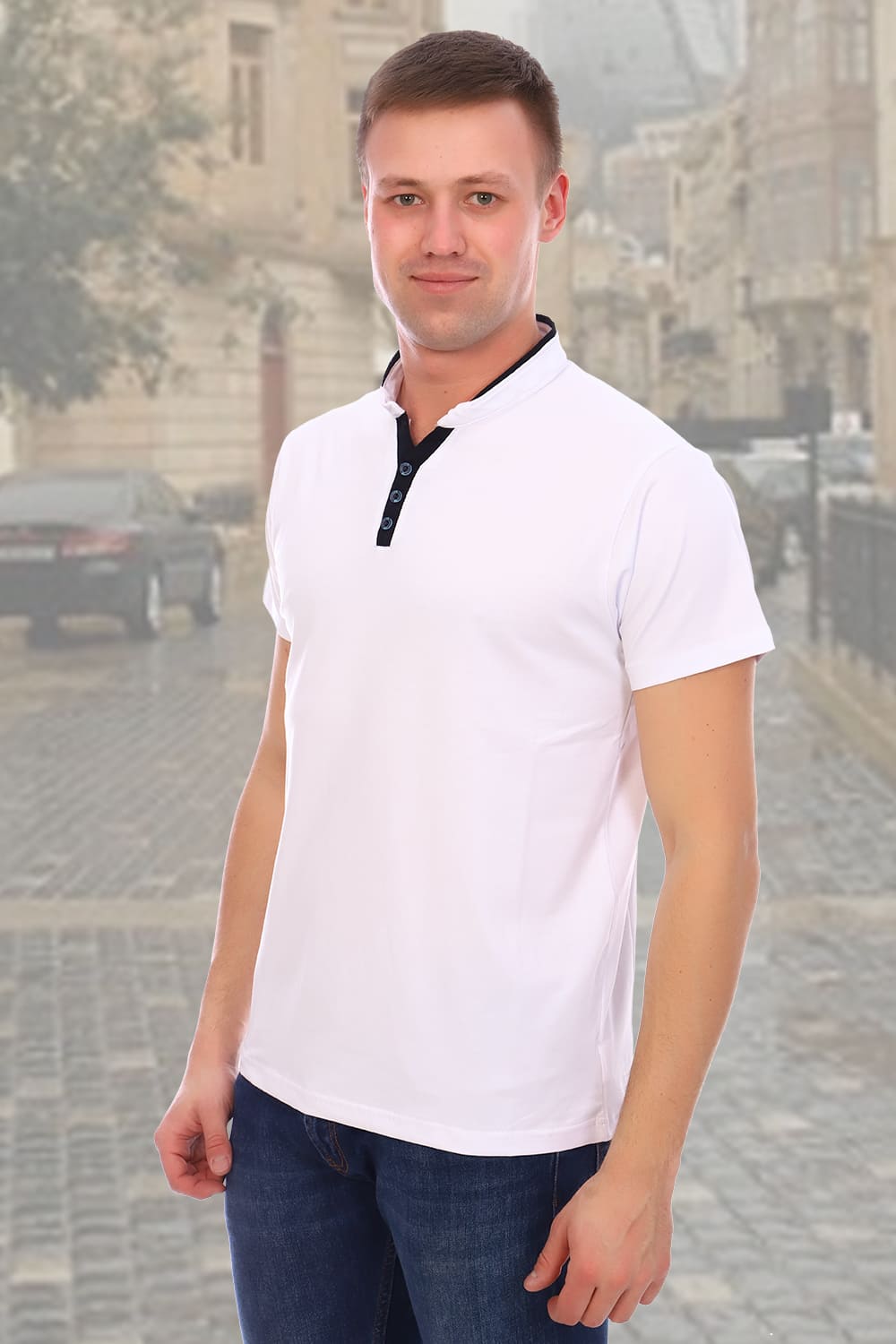 белая футболка с воротником стойка
