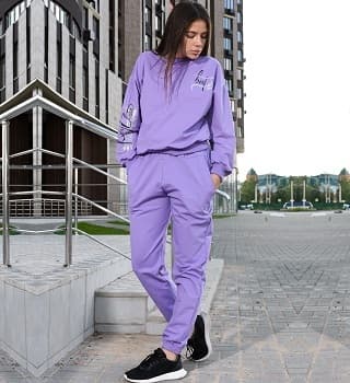 Фиолетовый спортивный костюм 