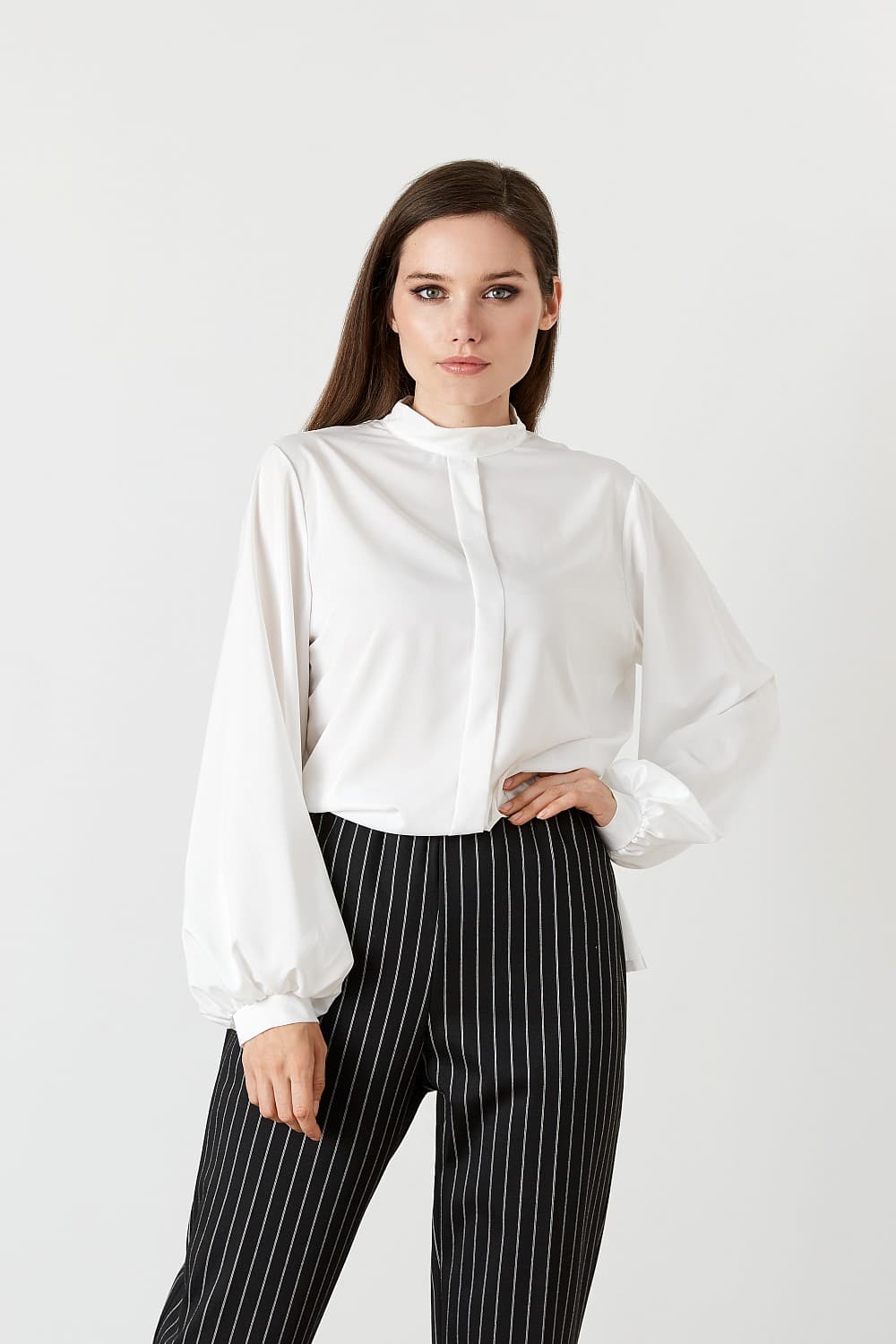 Белая вечерняя блузка с кружевной вставкой на спине Top Design  B20 063